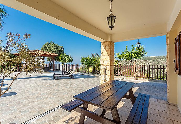 Sheltered terrace area . - Villa Alexandros Palace . (Fotogalerie) }}