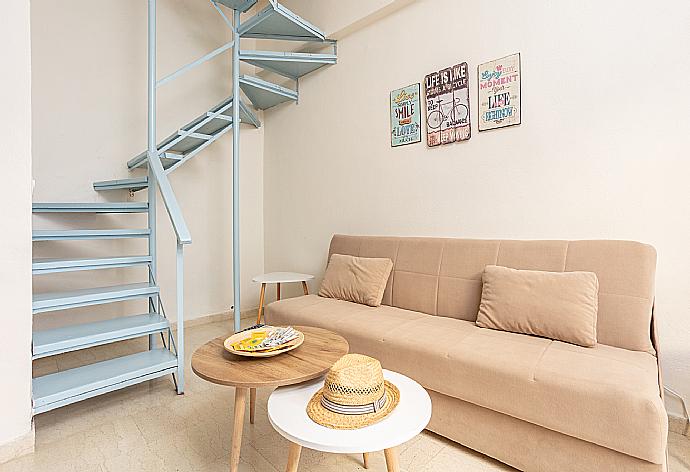 Open-plan living room with sofa, dining area, kitchen, A/C, WiFi internet, and satellite TV . - Flora Maisonettes 1 . (Galleria fotografica) }}