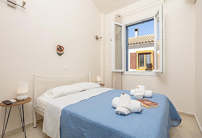 Double bedroom with A/C and TV . - Flora Maisonettes 1 . (Fotogalerie) }}