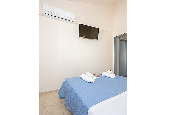 Double bedroom with A/C and TV . - Flora Maisonettes 1 . (Fotogalerie) }}