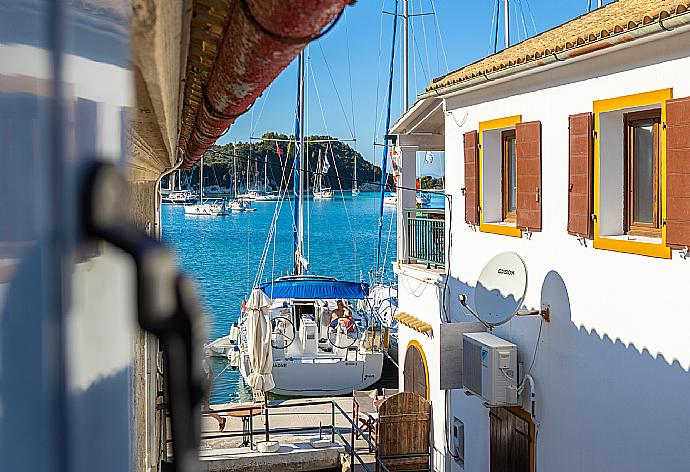 View from bedroom window . - Flora Maisonettes 1 . (Galerie de photos) }}