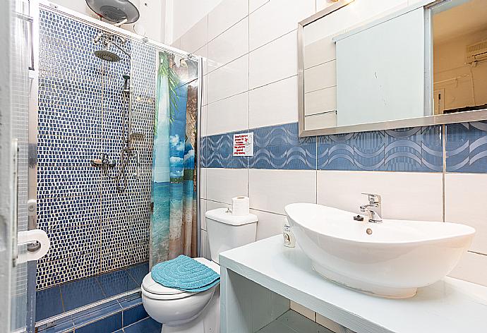 Family bathroom with shower . - Flora Maisonettes 1 . (Fotogalerie) }}