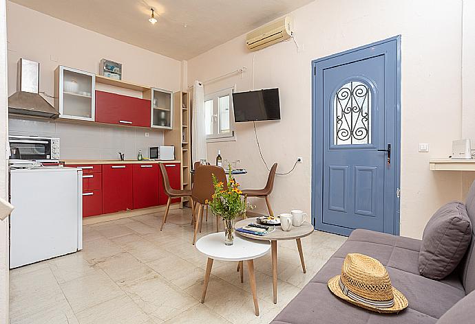 Open-plan living room with sofa, dining area, kitchen, A/C, WiFi internet, and satellite TV . - Flora Maisonettes 2 . (Galerie de photos) }}