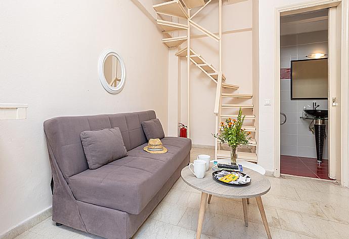 Open-plan living room with sofa, dining area, kitchen, A/C, WiFi internet, and satellite TV . - Flora Maisonettes 2 . (Galleria fotografica) }}