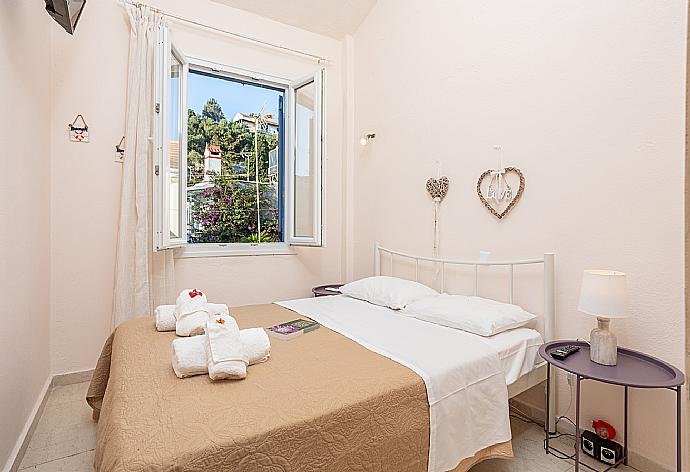 Double bedroom with A/C and TV . - Flora Maisonettes 2 . (Fotogalerie) }}