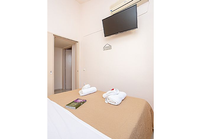 Double bedroom with A/C and TV . - Flora Maisonettes 2 . (Galleria fotografica) }}