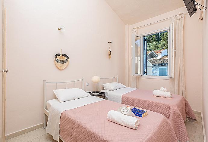 Twin bedroom with A/C and TV . - Flora Maisonettes 2 . (Fotogalerie) }}