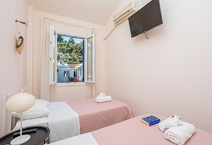 Twin bedroom with A/C and TV . - Flora Maisonettes 2 . (Photo Gallery) }}