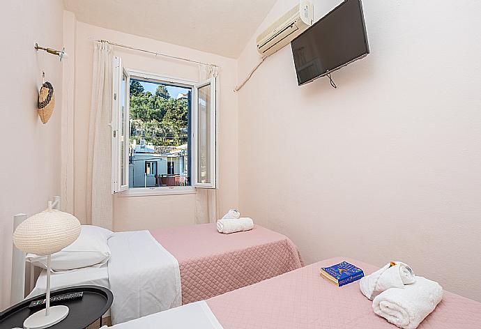 Twin bedroom with A/C and TV . - Flora Maisonettes 2 . (Fotogalerie) }}