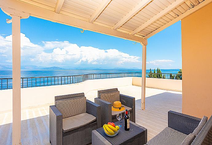 Upper terrace area with panoramic sea views . - Villa Litsa . (Fotogalerie) }}