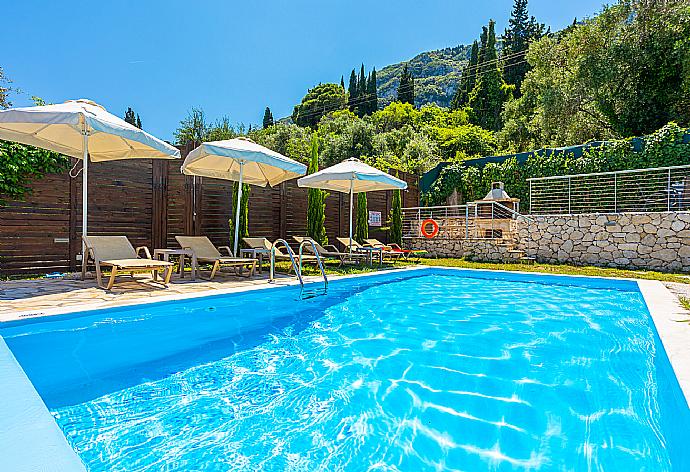 Private pool and terrace  . - Villa Litsa . (Galerie de photos) }}