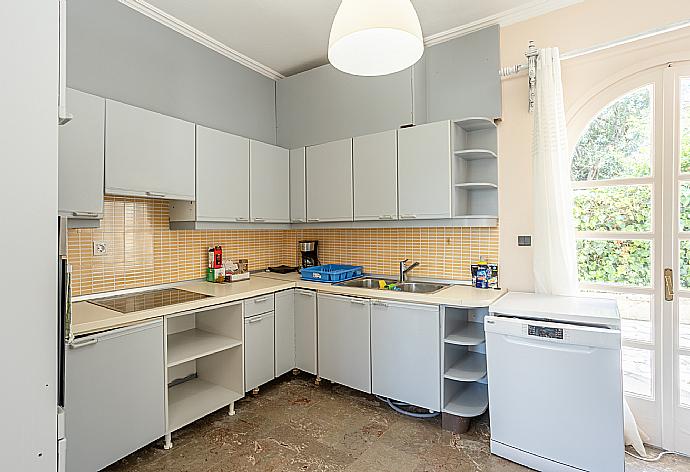 Equipped kitchen . - Villa Litsa . (Fotogalerie) }}