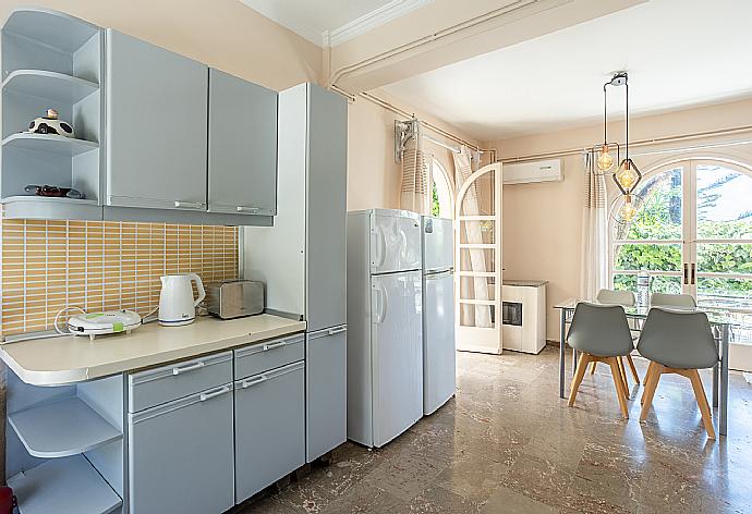 Equipped kitchen . - Villa Litsa . (Fotogalerie) }}