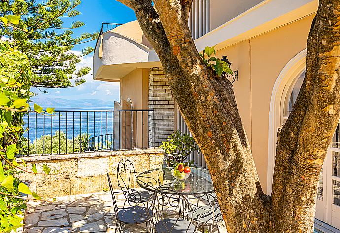 Terrace area with sea views . - Villa Litsa . (Fotogalerie) }}