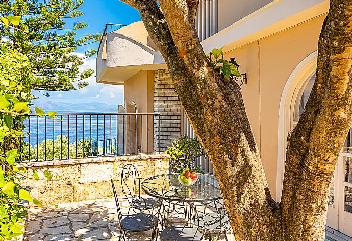 Terrace area with sea views . - Villa Litsa . (Galerie de photos) }}