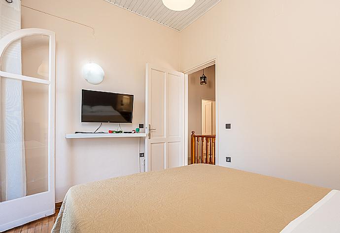 Double bedroom with A/C, TV, and upper terrace access . - Villa Litsa . (Galleria fotografica) }}