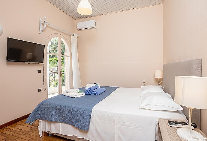 Double bedroom with A/C and TV . - Villa Litsa . (Photo Gallery) }}