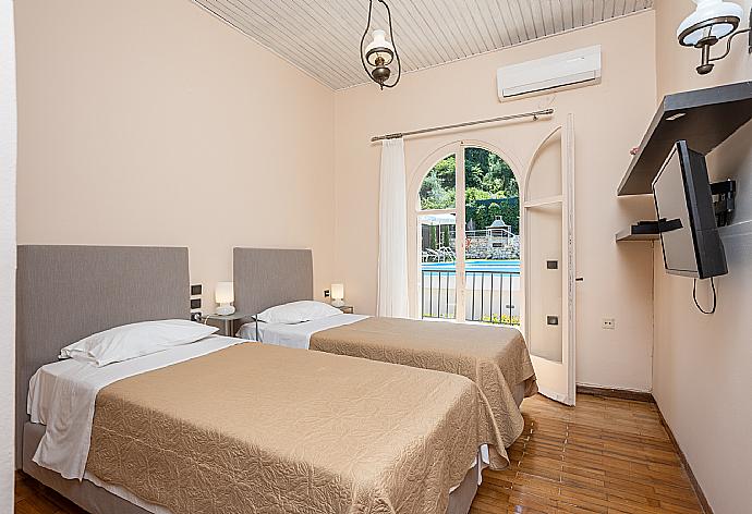 Twin bedroom with A/C and TV . - Villa Litsa . (Photo Gallery) }}