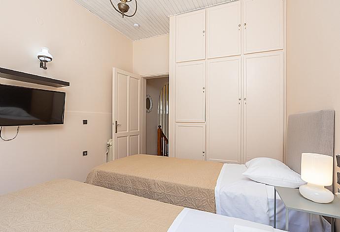 Twin bedroom with A/C and TV . - Villa Litsa . (Photo Gallery) }}