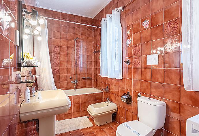 Family bathroom with bath and shower . - Villa Litsa . (Galería de imágenes) }}