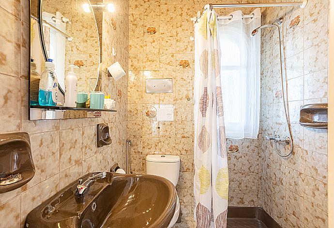 Family bathroom with shower . - Villa Litsa . (Galería de imágenes) }}