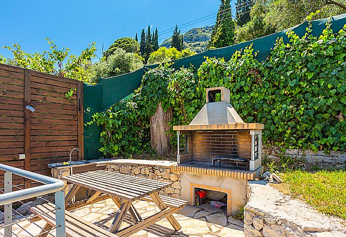 Terrace area with BBQ . - Villa Litsa . (Galerie de photos) }}