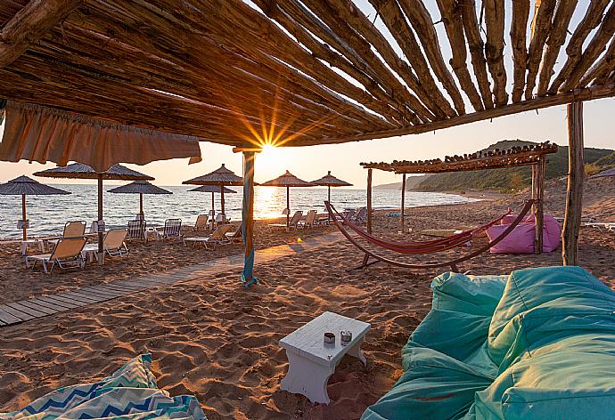 Local beach . - Villa Litsa . (Галерея фотографий) }}