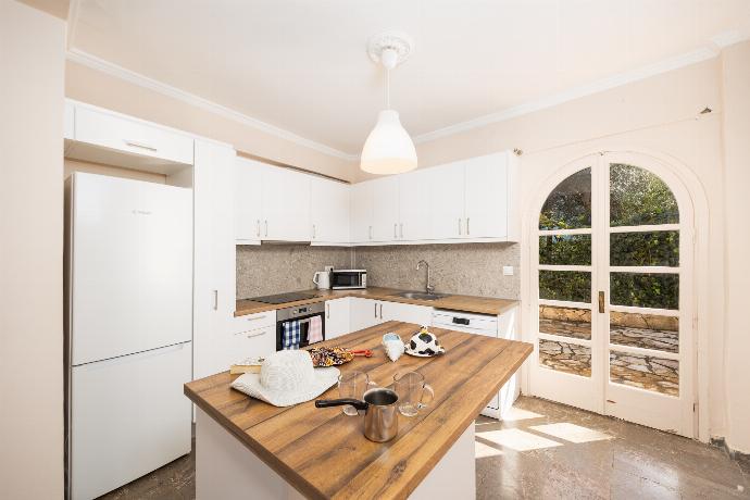 Equipped kitchen . - Villa Litsa . (Photo Gallery) }}