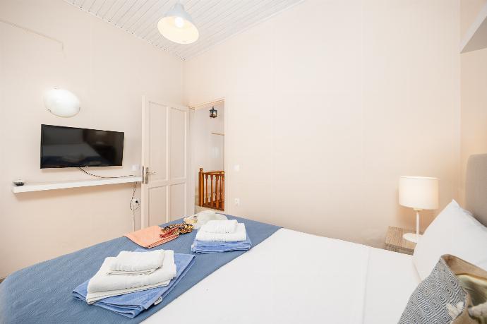 Double bedroom with A/C . - Villa Litsa . (Photo Gallery) }}