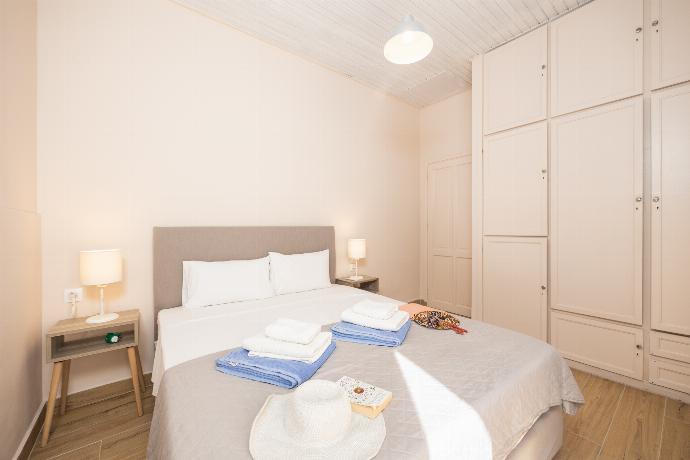 Double bedroom with A/C . - Villa Litsa . (Photo Gallery) }}