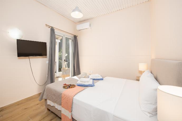 Double bedroom with A/C . - Villa Litsa . (Photo Gallery) }}