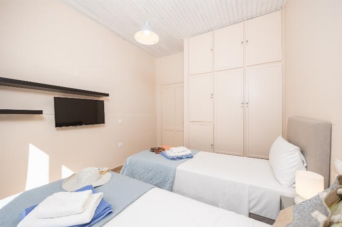 Twin bedroom with A/C . - Villa Litsa . (Photo Gallery) }}