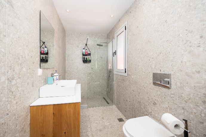 Family bathroom with shower . - Villa Litsa . (Photo Gallery) }}