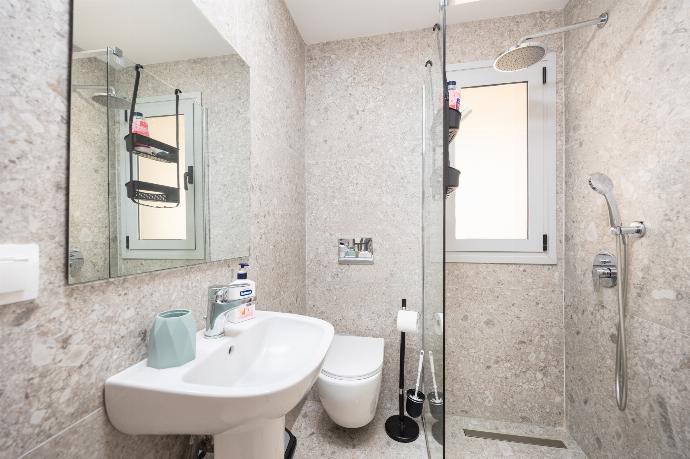 Family bathroom with shower . - Villa Litsa . (Photo Gallery) }}
