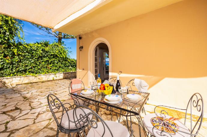 Sheltered terrace area . - Villa Litsa . (Photo Gallery) }}