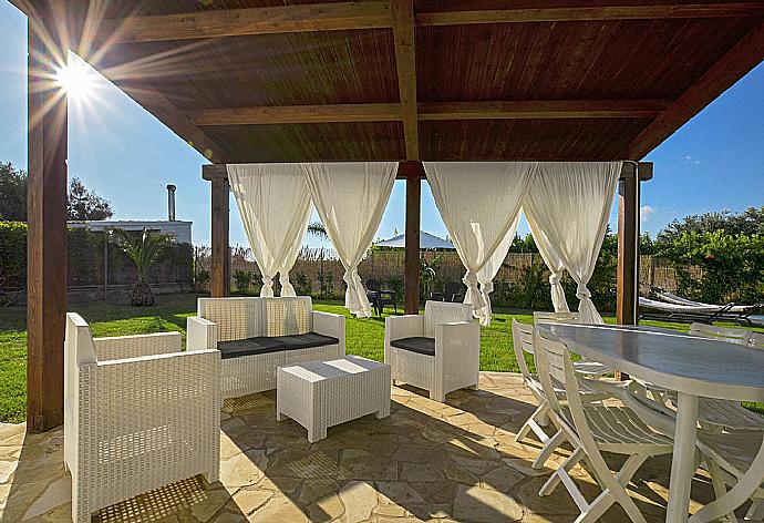 Sheltered terrace area . - Villa Villino Blu . (Fotogalerie) }}