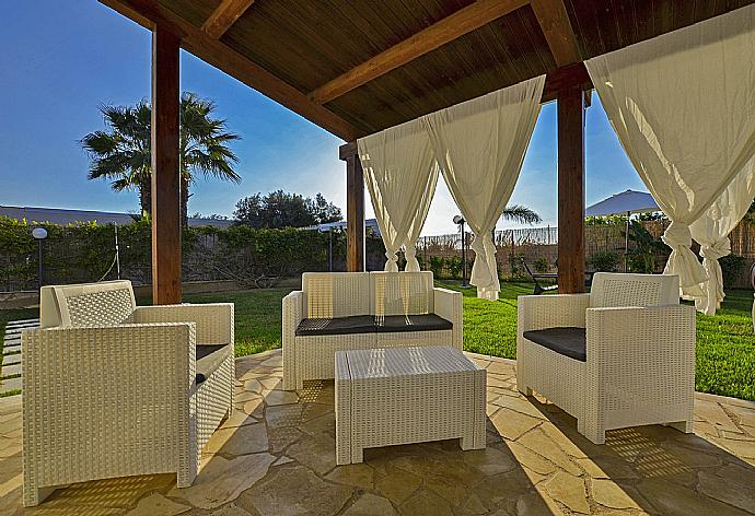 Sheltered terrace . - Villa Villino Blu . (Photo Gallery) }}