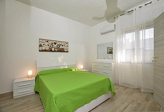 Double bedroom with en suite bathroom and A/C . - Villa Villino Blu . (Fotogalerie) }}