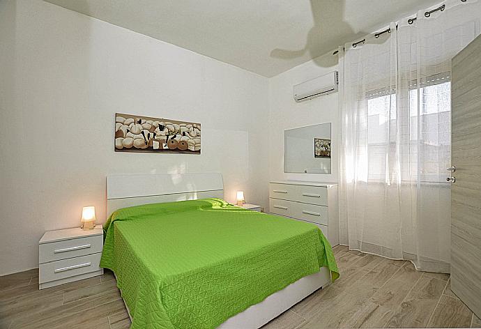 Double bedroom with en suite bathroom and A/C . - Villa Villino Blu . (Photo Gallery) }}