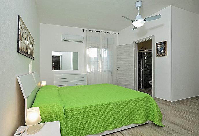 Double bedroom with en suite bathroom and A/C . - Villa Villino Blu . (Fotogalerie) }}