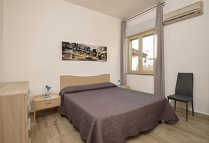 Double bedroom with en suite bathroom and A/C . - Villa Villino Blu . (Fotogalerie) }}