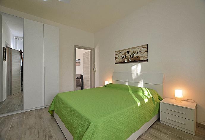 Double bedroom with en suite bathroom and A/C . - Villa Villino Blu . (Fotogalerie) }}