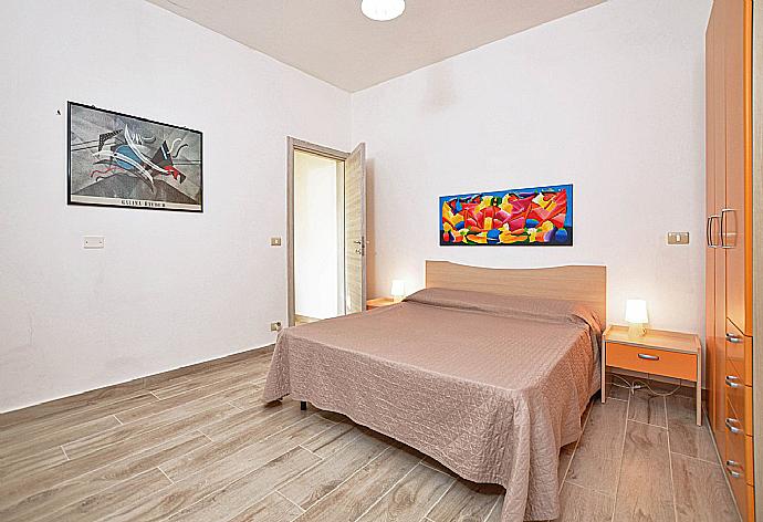 Double bedroom with A/C . - Villa Villino Blu . (Fotogalerie) }}