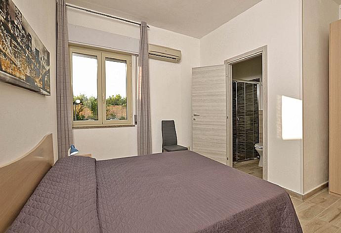 Double bedroom with en suite bathroom and A/C . - Villa Villino Blu . (Photo Gallery) }}