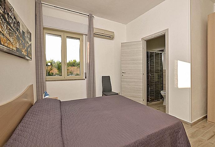 Double bedroom with en suite bathroom and A/C . - Villa Villino Blu . (Fotogalerie) }}