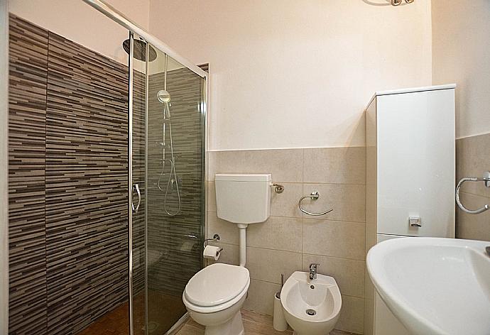 En suite bathroom with shower . - Villa Villino Blu . (Photo Gallery) }}