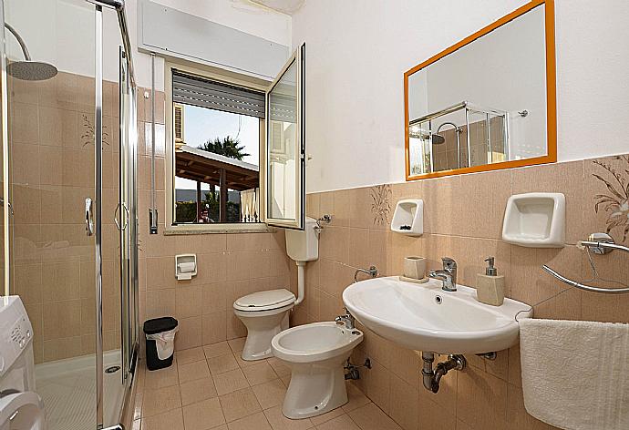 En suite bathroom with shower . - Villa Villino Blu . (Fotogalerie) }}