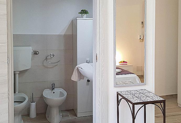 En-suite bathroom with shower . - Villa Villino Blu . (Photo Gallery) }}