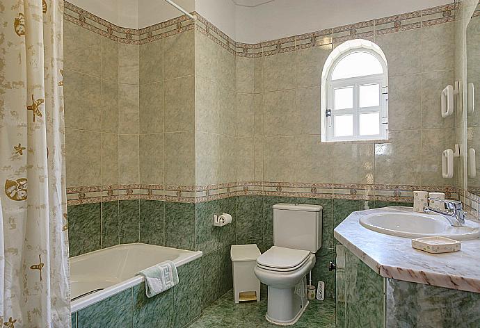 Bathroom with bath and shower . - Villa Alto da Boa . (Galerie de photos) }}