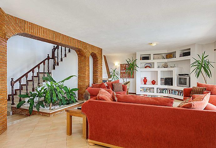 Living room with sofas, ornamental fireplace, WiFi internet, satellite TV, DVD player, and terrace access . - Villa Alto da Boa . (Галерея фотографий) }}